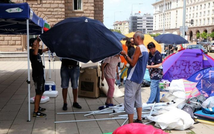 Протестърите готвят контраатака под прозорците на Радев, "Отровното трио" ги насъсква СНИМКИ