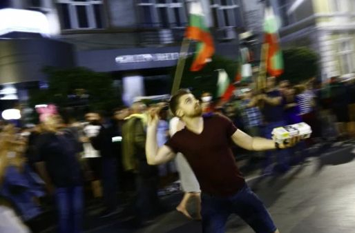 СДС с гневен коментар след безобразията на протестиращите срещу централата на НФСБ