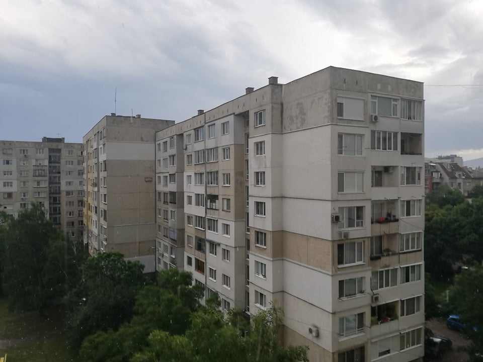 Лятна буря удари София! Гръмотевици раздират небето, дъждът премина в градушка СНИМКИ