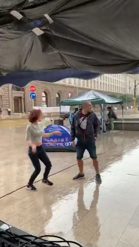 Шокиращи СНИМКИ разкриха що за луд купон си спрягат протестиращите!