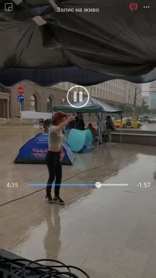Шокиращи СНИМКИ разкриха що за луд купон си спрягат протестиращите!