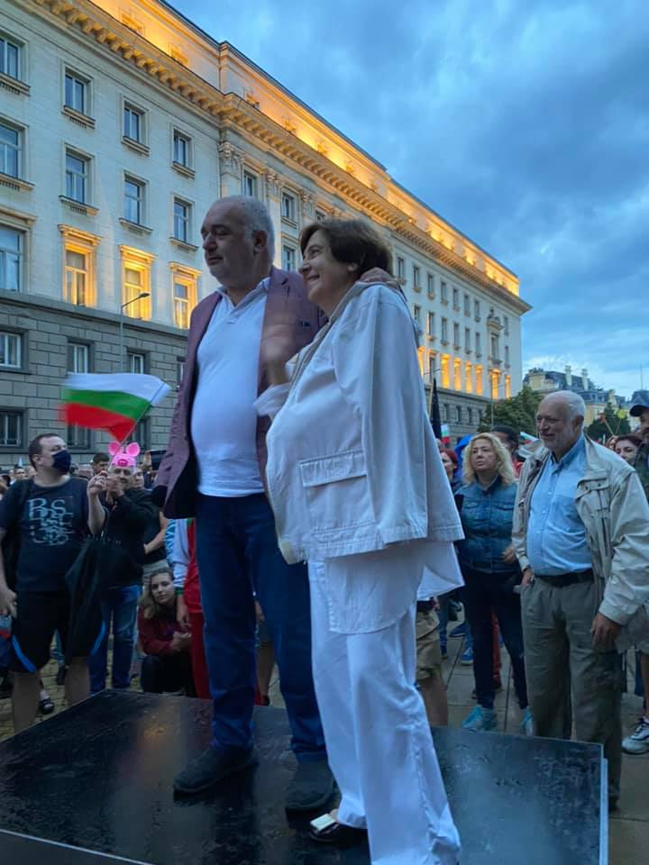 "Битата" и "паднала сама по стълбите" Ренета Инджова се появи на протеста и... СНИМКИ