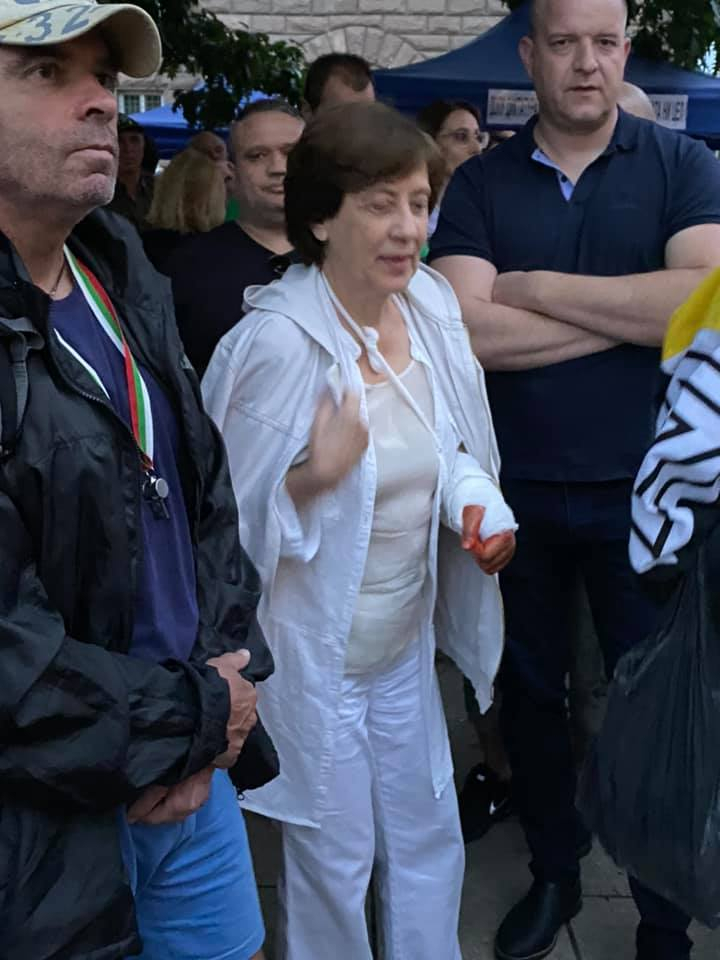 "Битата" и "паднала сама по стълбите" Ренета Инджова се появи на протеста и... СНИМКИ