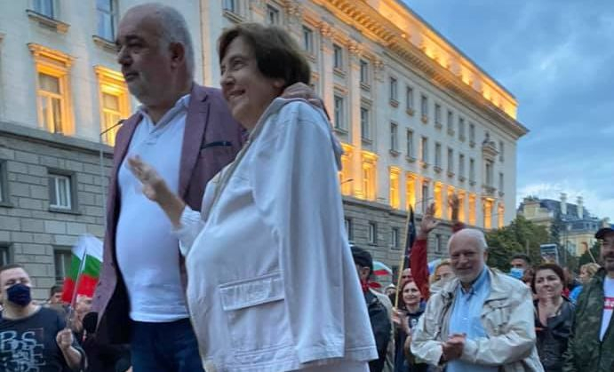 "Битата" и "паднала сама по стълбите" Ренета Инджова се появи на протеста и... СНИМКИ