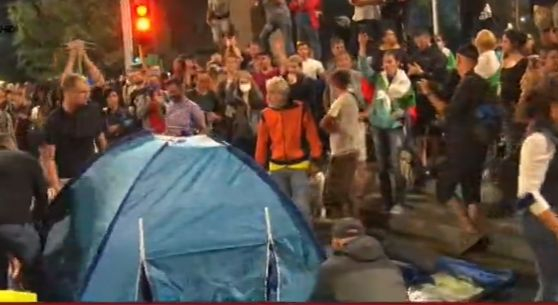 Провокациите на протестърите не спират: Пак блокираха София с палатки! Укрепват ги с пейки и кофи за боклук СНИМКИ