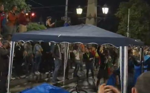 Провокациите на протестърите не спират: Пак блокираха София с палатки! Укрепват ги с пейки и кофи за боклук СНИМКИ