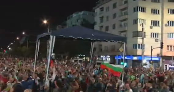 Провокациите на протестърите не спират: Пак блокираха София с палатки! Укрепват ги с пейки и кофи за боклук СНИМКИ