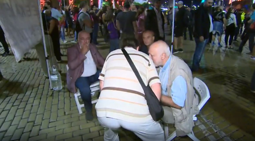 "Отровното трио" вече се гаври с протеста! Пушат гаменски и плющят карти пред МС, докато... СНИМКИ