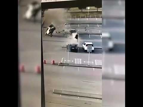 Зрелищни ВИДЕА: Кола стана на парчета след страшен лупинг