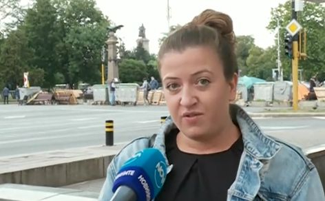 Коя е тя? Жена от протеста организира подписката срещу блокадите 