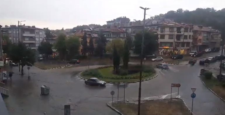 Асеновград е под вода след мощна гръмотевична буря СНИМКИ