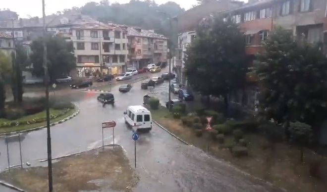 Асеновград е под вода след мощна гръмотевична буря СНИМКИ