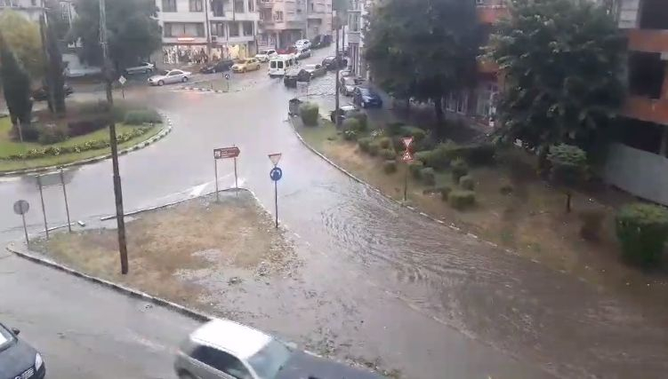 Асеновград е под вода след мощна гръмотевична буря СНИМКИ