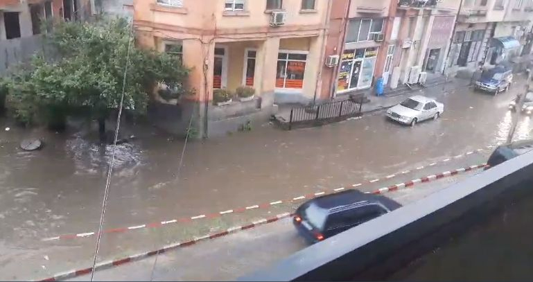 Асеновград е под вода след мощна гръмотевична буря СНИМКИ