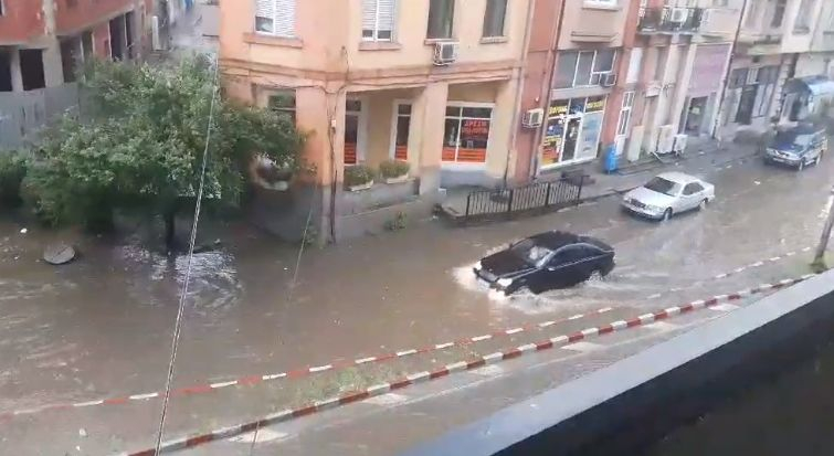 Асеновград е под вода след мощна гръмотевична буря СНИМКИ