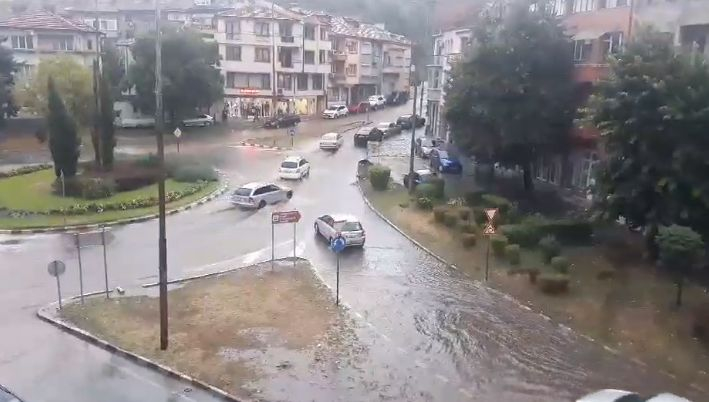 Асеновград е под вода след мощна гръмотевична буря СНИМКИ