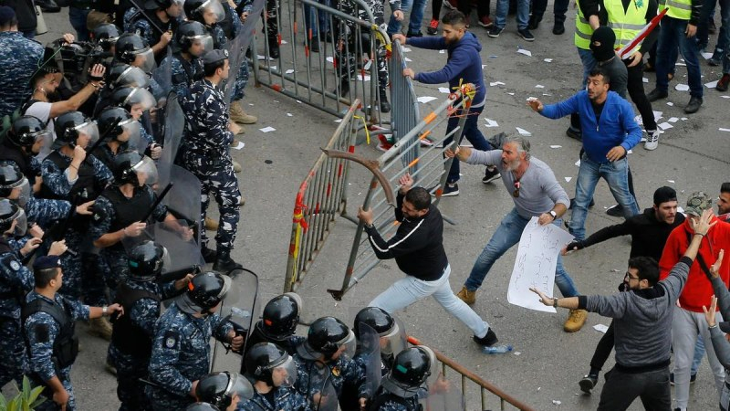 Безредиците в Бейрут ескалират, протестиращите щурмуват парламента 