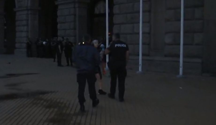 Бурята отвя палатките, блокирали София! Протестърка шокира с безумно грозна постъпка СНИМКИ