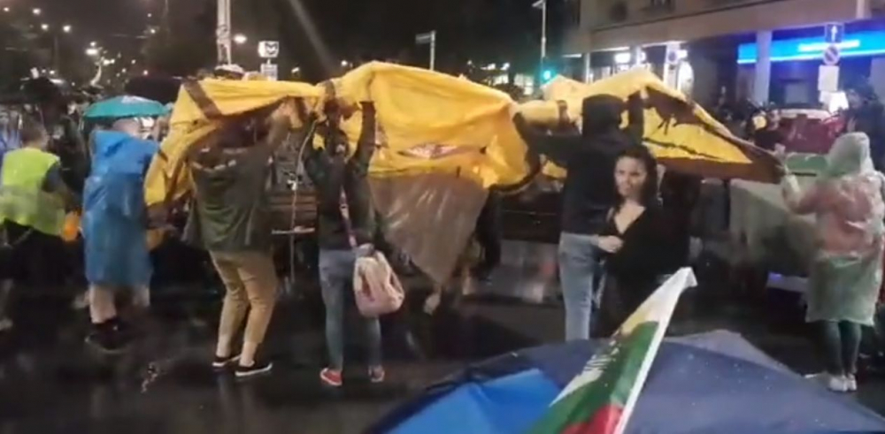 Протестърите нямат спирка! Хвърлят се бомби, опънаха още… СНИМКИ