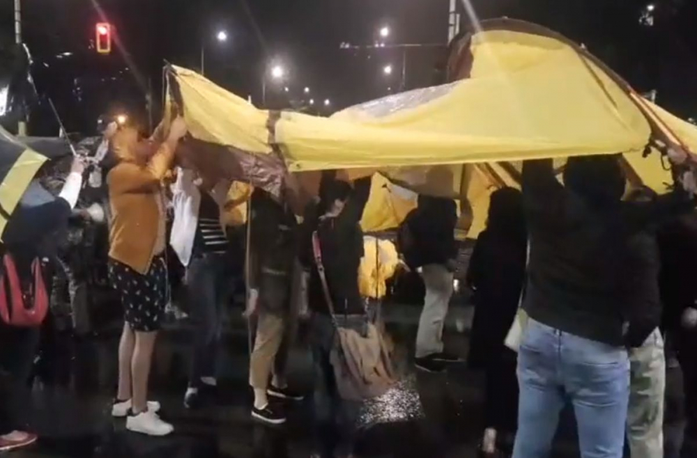 Протестърите нямат спирка! Хвърлят се бомби, опънаха още… СНИМКИ