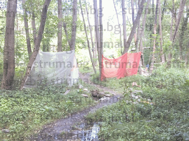 Незаконен бивак изникна насред благоевградски парк СНИМКИ