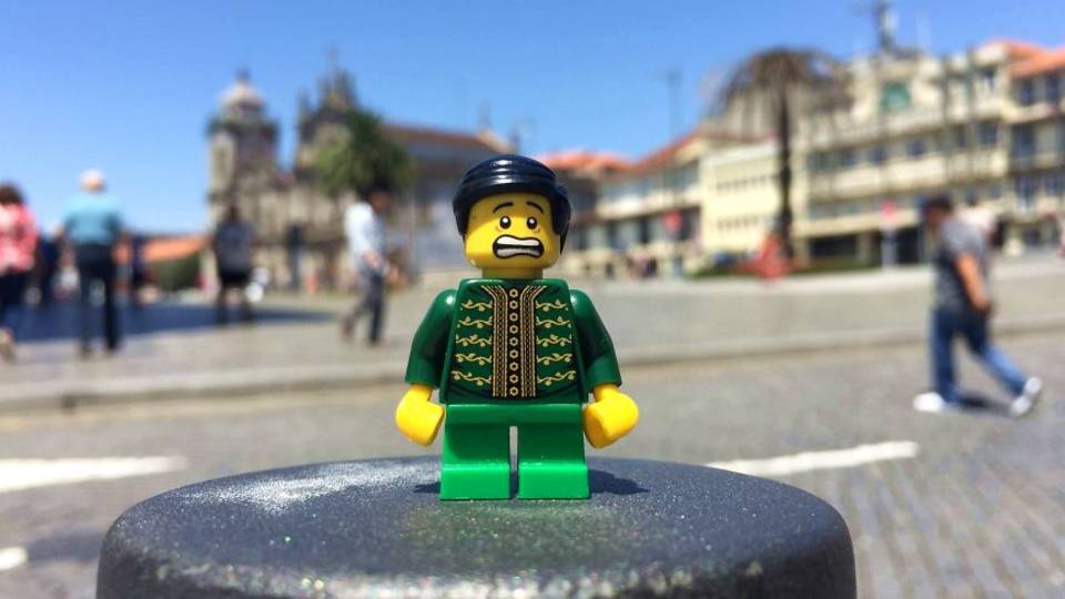 Студентка обикаля света с фигурка LEGO, причината е смайваща СНИМКИ 