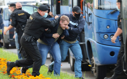 Сблъсъци между протестиращи и полиция в Беларус след изборите ВИДЕО