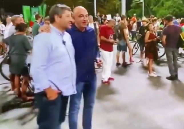 Скандално ВИДЕО от протеста: Сикаджия докладва на Христо Иванов за разговор с Маджо, проваленият министър: "Тихо!"