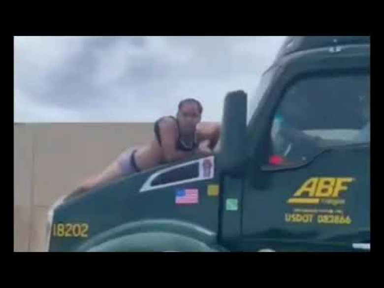 Откачалка 14 км се вози на предния капак на камион, за да нападне шофьора ВИДЕО