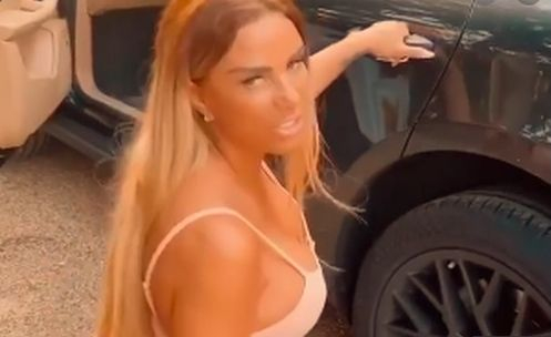 Сексапилната Кейти Прайс лази до колата си, ето защо ВИДЕО