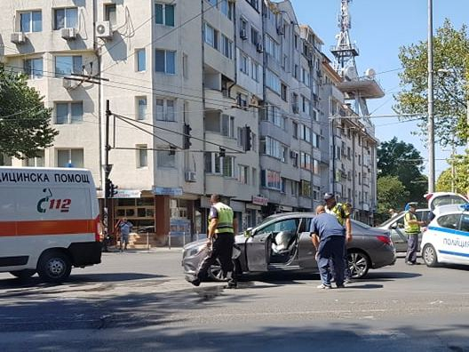 Адско меле с тузарски Мерцедес в Бургас СНИМКИ