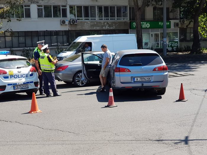 Адско меле с тузарски Мерцедес в Бургас СНИМКИ