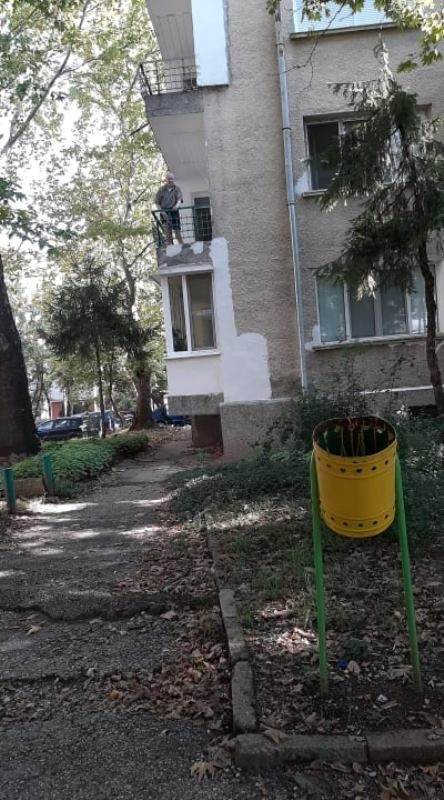 Дърт перверзник вее члена си пред деца във Враца, майки го снимаха ВИДЕО 18+