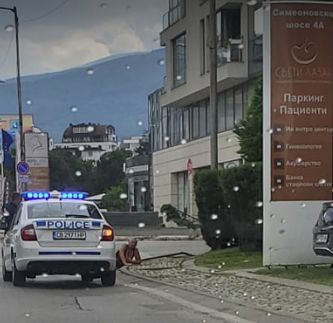 Извънредно в БЛИЦ! Окървавен мъж лежи на Симеоновско шосе СНИМКИ 