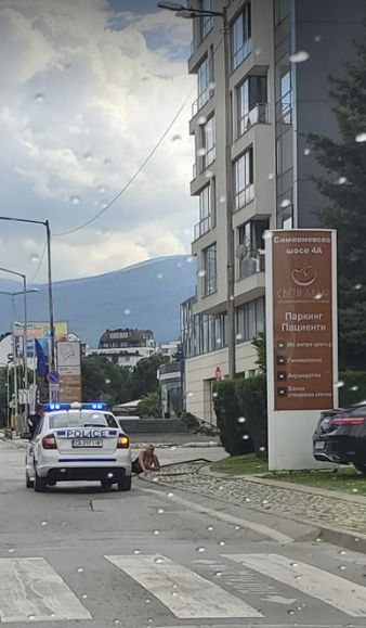 Извънредно в БЛИЦ! Окървавен мъж лежи на Симеоновско шосе СНИМКИ 