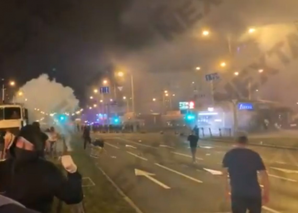 Лукашенко докара чудовищни верижни машини срещу протестиращите в Минск ВИДЕО 