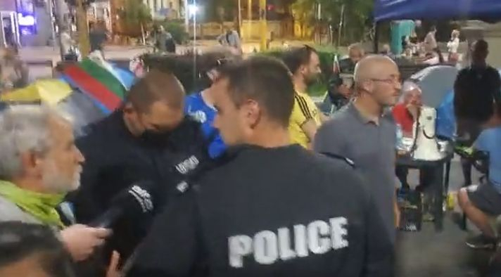 Горещи новини за грозния скандал между протестиращи на Орлов мост и намесата на полицията ВИДЕО