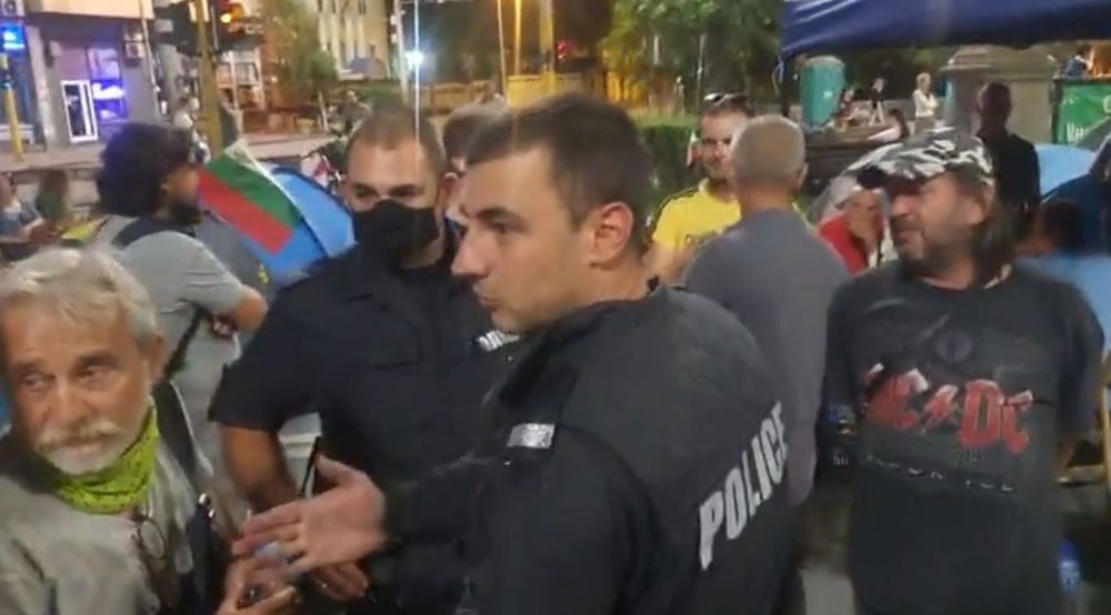 Горещи новини за грозния скандал между протестиращи на Орлов мост и намесата на полицията ВИДЕО
