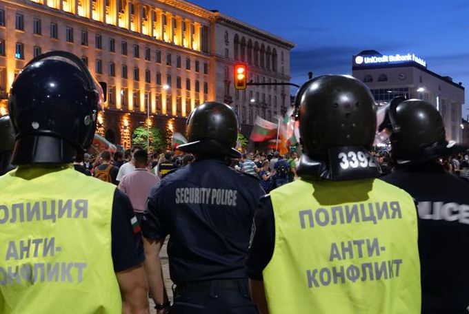 Извънредно в БЛИЦ! Жена щурмува президентството, намеси се полиция ВИДЕО