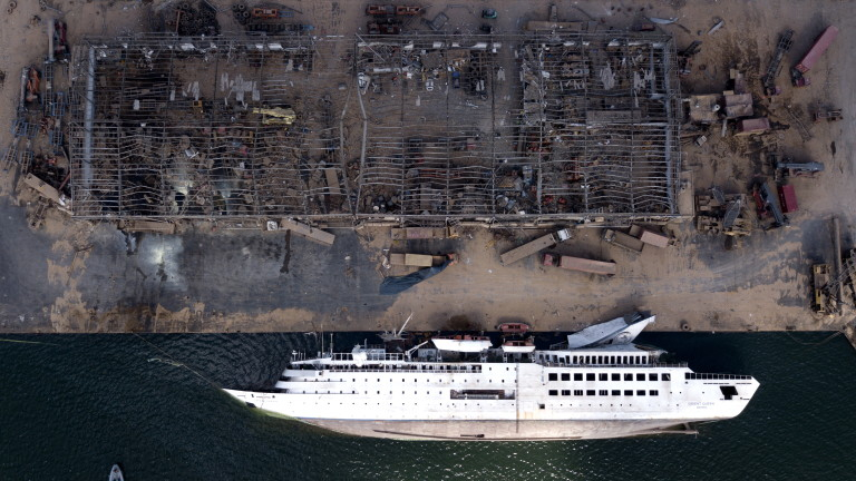 В Ливан ври и кипи след чудовищната експлозия, окървавила Бейрут 