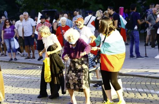 Стана ясно коя е една от бабите, взривила протеста с бурните си танци
