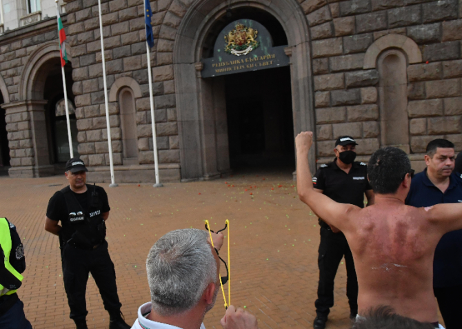 Демонстранти с грозна постъпка на протеста снощи си навлякоха хорския гняв