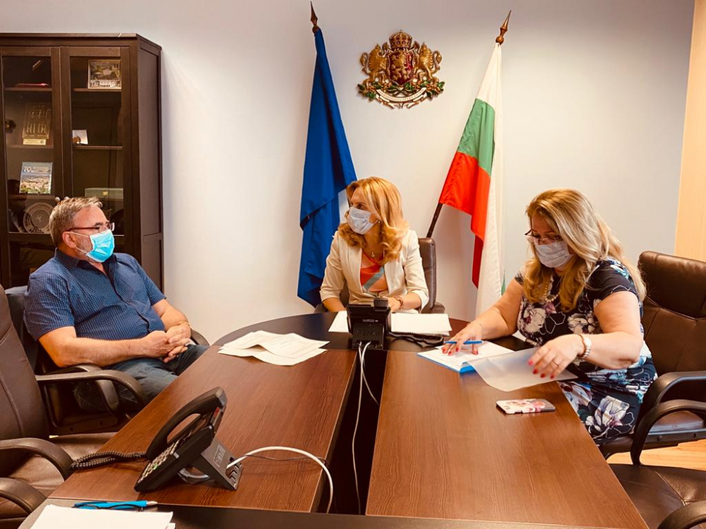 Марияна Николова води преговори с Германия за премахване на ограниченията в пътуванията до Албена и Златни пясъци 