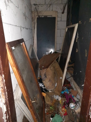 Полиция и общинари влязоха в цигански блок в Перник и онемяха СНИМКИ