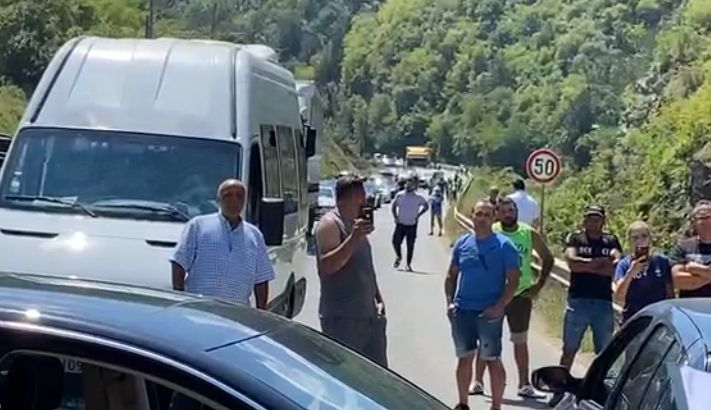Протестиращи затапиха Калотина, хиляди са бесни СНИМКИ