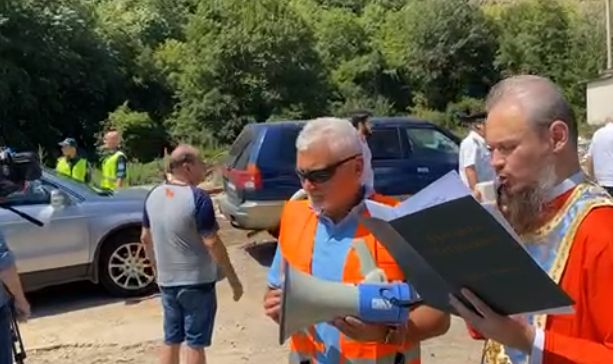 Протестиращи затапиха Калотина, хиляди са бесни СНИМКИ