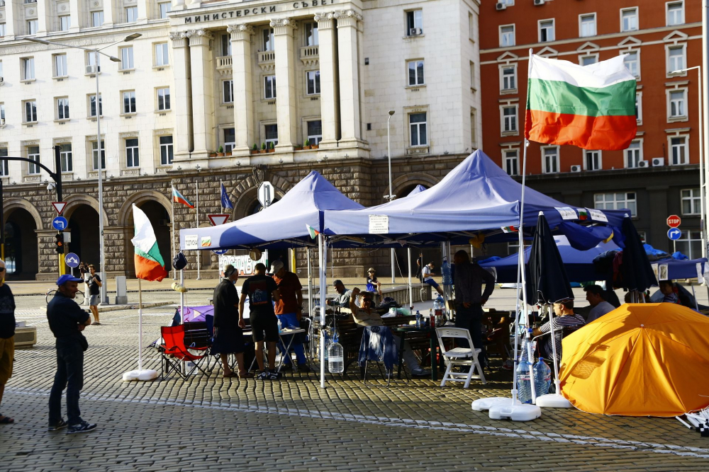 Вял старт на 37-ми ден на протестите в София СНИМКИ