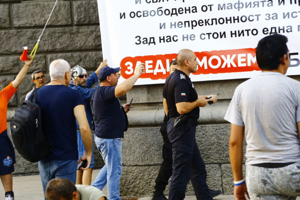 Протестиращите с нов опит за провокация, но не им мина номерът СНИМКИ