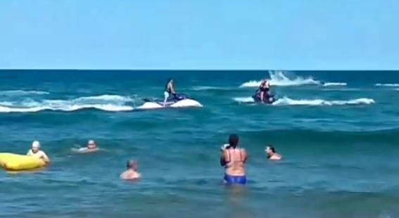 Наглеци с джетове вършат страшни безумия на плаж Липите ВИДЕО 