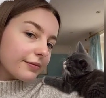 Ласки между красавица и коте разтопиха мрежата ВИДЕО